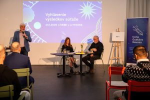 Čitateľská tribúna pri slávnostnom otvorení Ceny Gustáva Reussa v Revúcej — začiatok podujatia ktoré potvrdzuje renomé súťaže