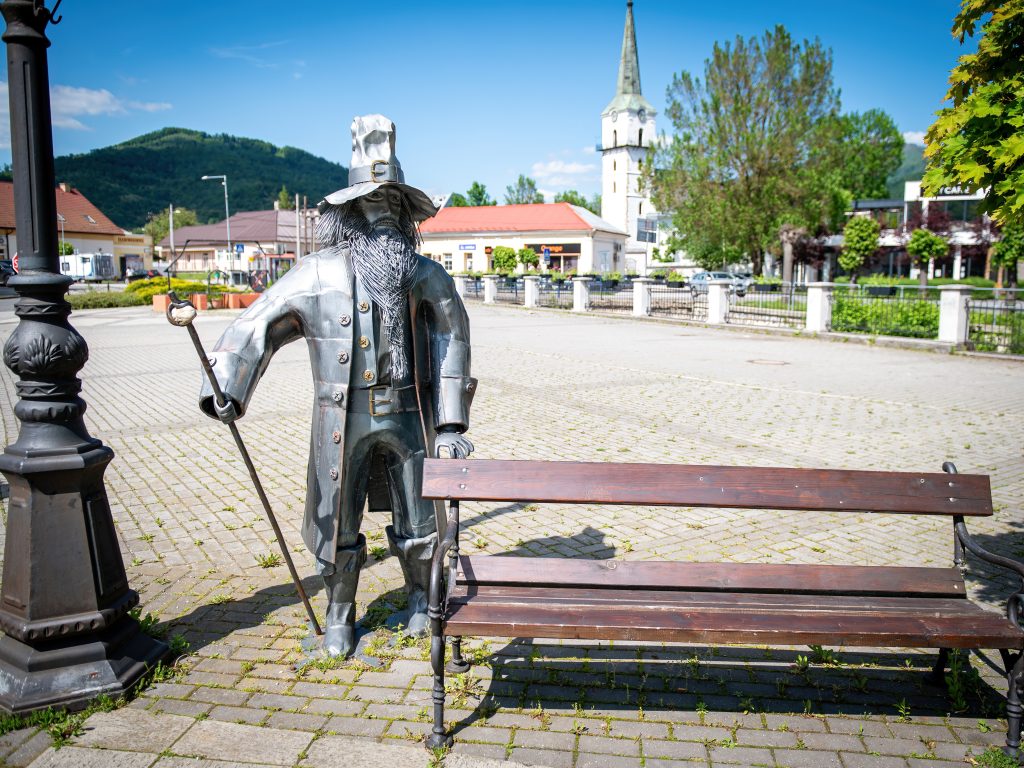 Tri kovové sochy slovenských rozprávok a sci-fi románu v Revúcej, súčasť interaktívnej hry Hviezdojed