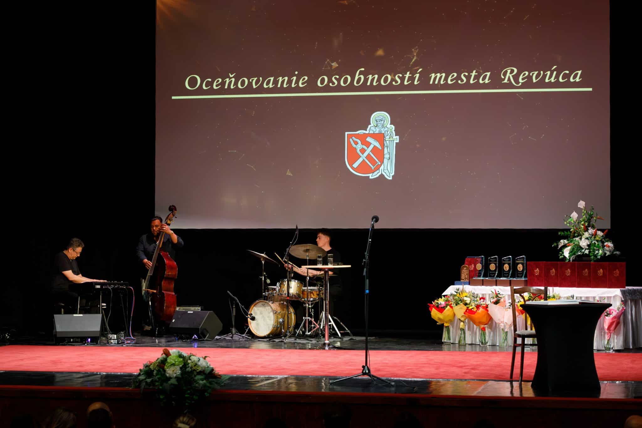 Slávnostný večer oceňovania osobností mesta Revúca 2026 v divadelnej sále Mestského domu kultúry na Námestí slobody