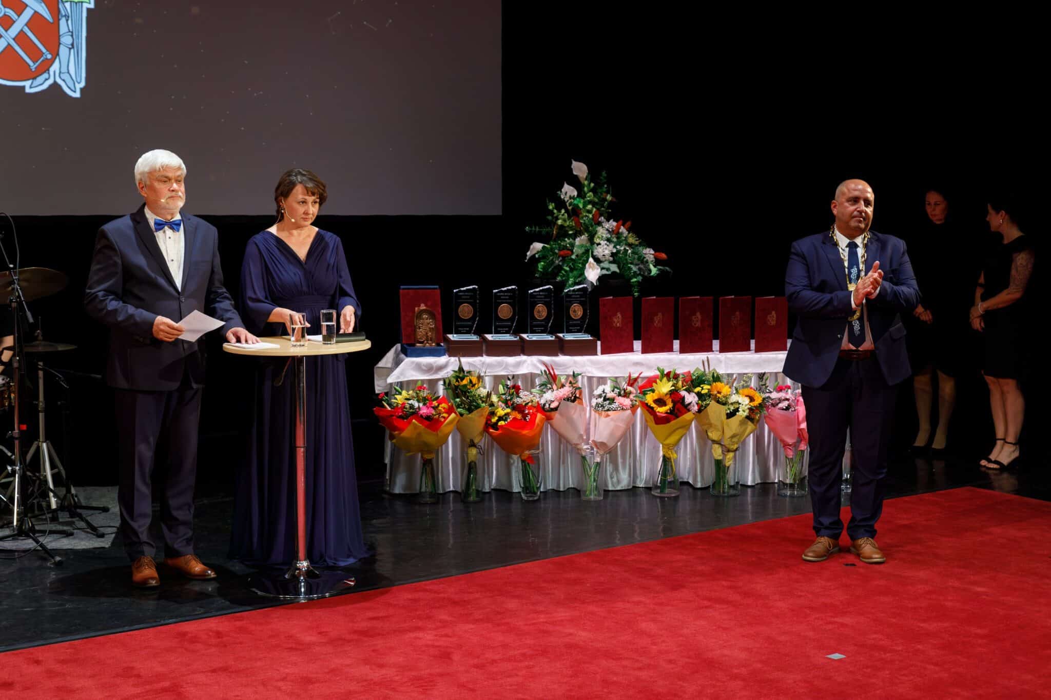 Moderátori slávnostného večera oceňovania osobností v divadelnej sále MsKS Revúca