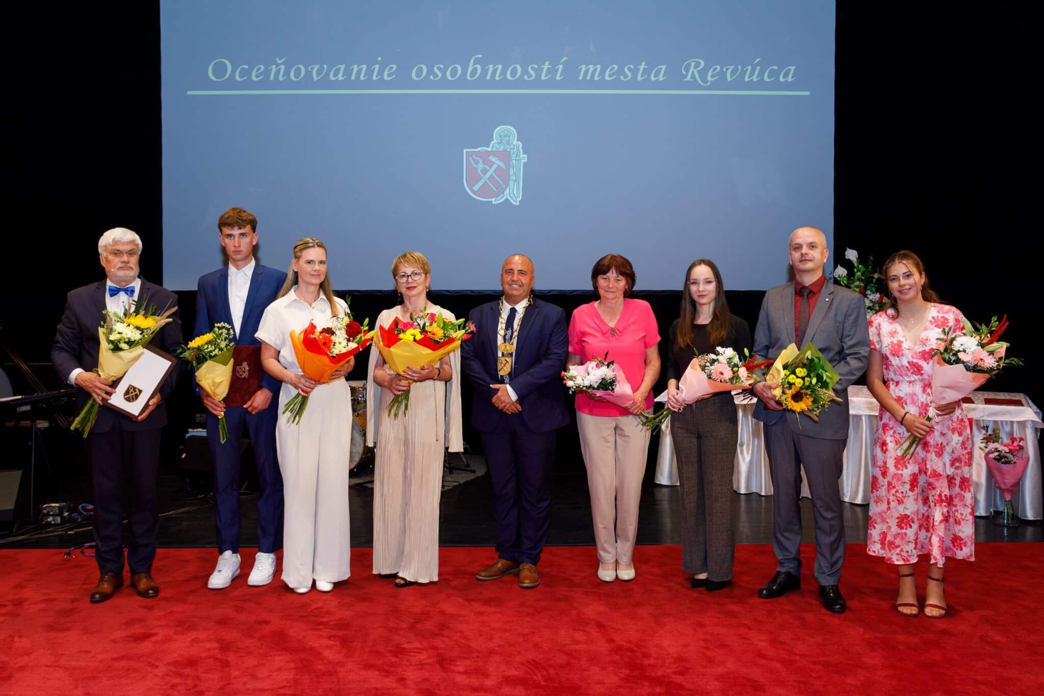 Všetci ocenení občania Revúcej 2026 na slávnostnom večere v meste