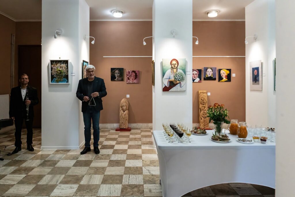 Plagát vernisáže výstavy Chvíľa večnosti s tvorbou sochárom Pavla Simana v Revúcej
